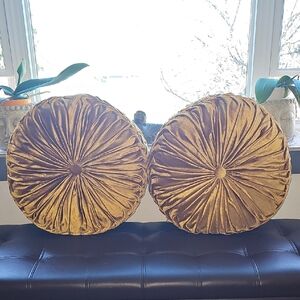 ●●Set Of Two Gold Velvet Round Throw Pillows NWOT●●